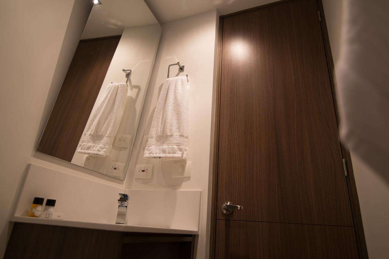 Sites Hotel Медельин Экстерьер фото A bathroom in a capsule hotel