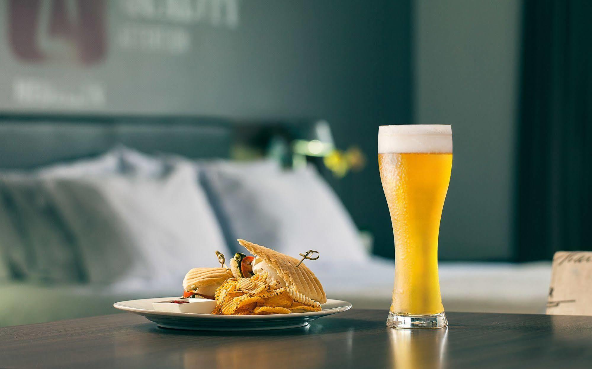 Sites Hotel Медельин Экстерьер фото A beer in a Weisse glass